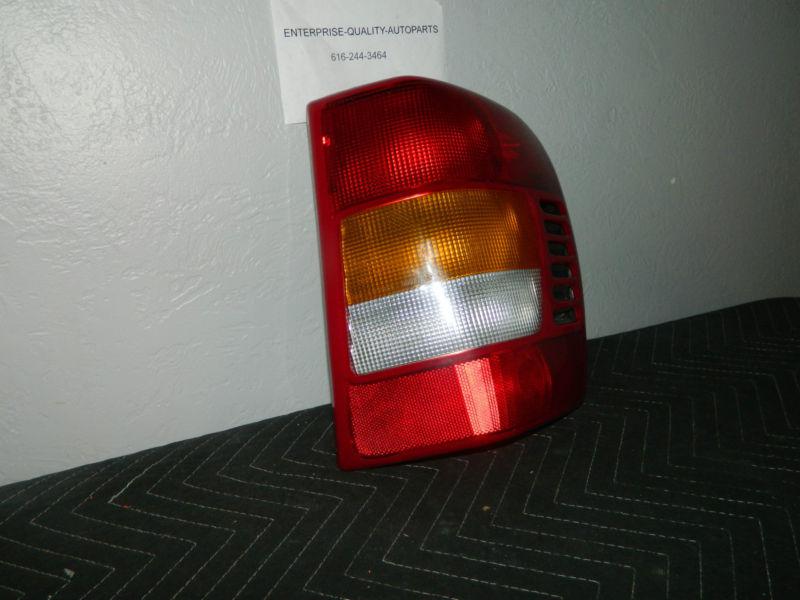 Oem 1999-2004  jeep cherokee right / passenger side tail light assembly