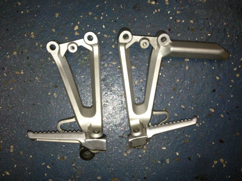 Honda cbr600f4i oem rear passenger foot-pegs+ brackets 99-00 f4/ 04-06 f4i