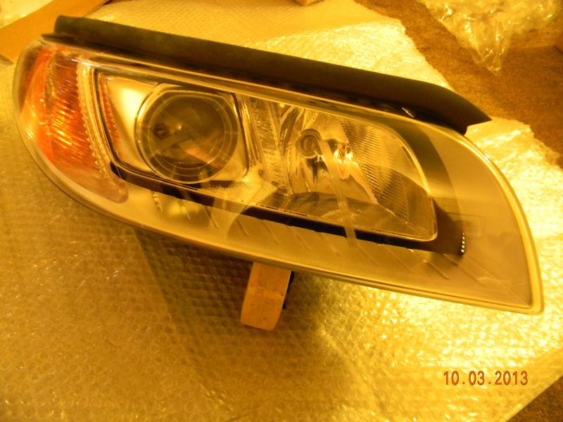 2013  xenon , adaptive, oem volvo xc70 right headlight great, great shape139.99 