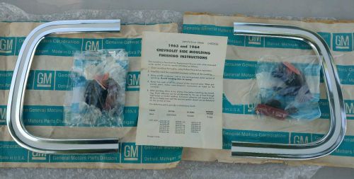 1964 impala nos horse shoe u moldings with hardware