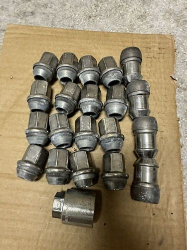 Jeep grand cherokee lug nuts with locks and key oem