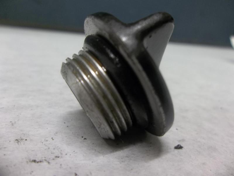 02 suzuki bandit 600 s - oil fill cap