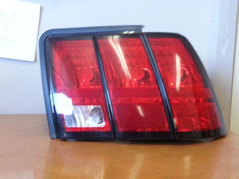 99-04 ford mustang right sequential tail light