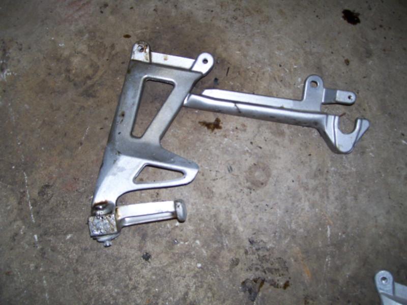 00 triumph sprint 955i st left passenger footpeg peg bracket mount 