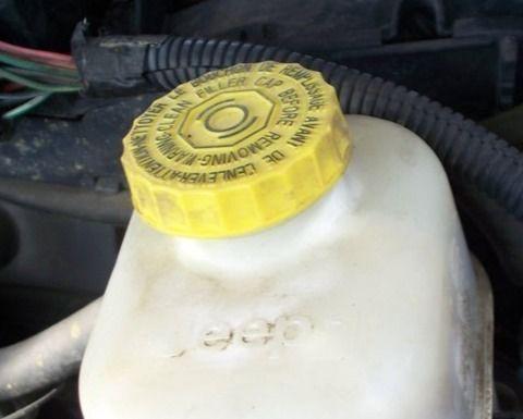 2002 2003   jeep liberty brake master cylinder bottle cap yellow cover plastic