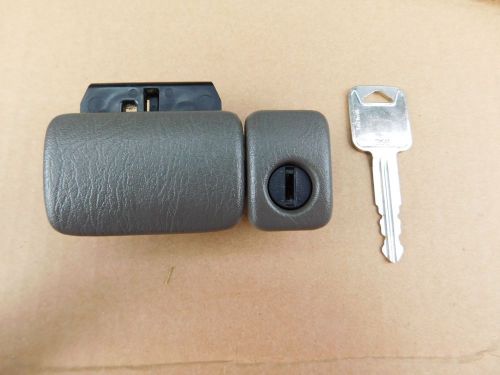 99 thru 04 chevy tracker, suzuki vitara, grand vitara glove box latch w/1 key