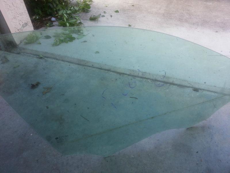 2010 cadillac rh front door glass