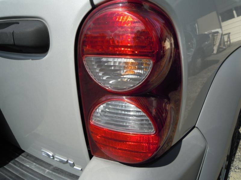 05 06 07 jeep liberty r. tail light w/o tail lamp guard