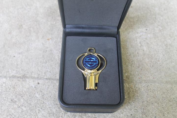 New harley davidson cvo screamin eagle gold key in the box