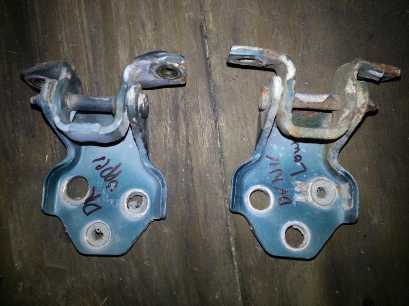 95-01 geo metro hatchback drivers side door hinges    top & bottom set