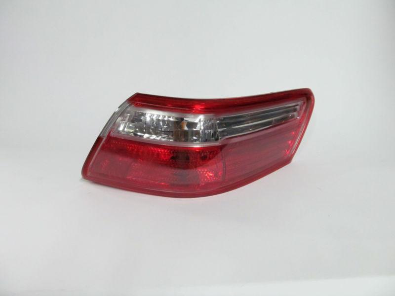 07 08 09 toyota camry oem right tail light nice!