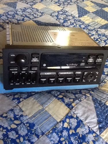 Chrysler car am/fm radio cd player model 5269054