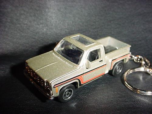 New 1975 chevrolet stepside pick up custom keychain 4x4