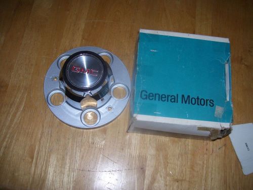 1973 - 1987 gmc truck center hubcap / part# 469663 nos