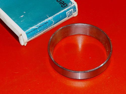 Nos 1956-1968 chevrolet big truck rear wheel inner bearing cup 443696 457468 gm