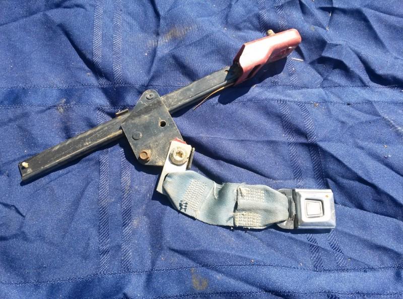 Ford ranger 1990 - driver seat belt receiver w/ bracket