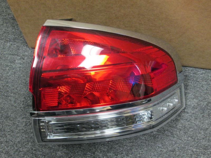 11 12 13 lincoln mkx right passenger side tail light chipped