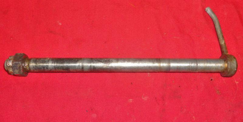 Yamaha - 1977 1978 1981  it175 / 1978 it250 - front wheel axle - 