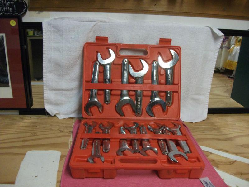 ( 15 ) piece ( chrome )  hydrolic wrench set ( angle openning ) with hard case 