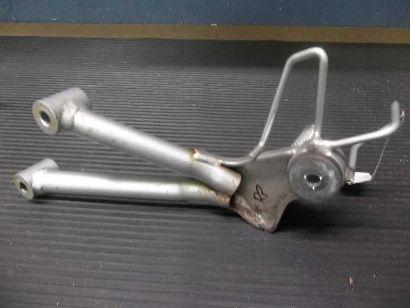 02 suzuki bandit 600 s - passenger footpeg & bracket (r)