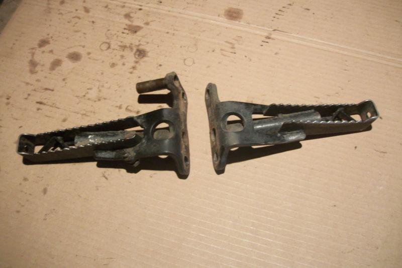 Yamaha moto 4 yfm200 yfm 200 1985 footpegs footpeg foot pegs peg rest rests