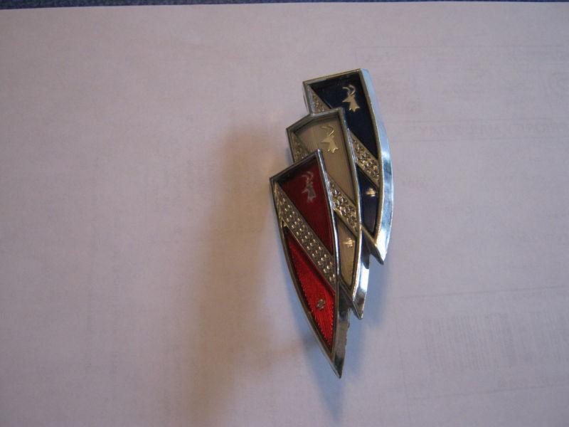 Nos buick riviera grille emblem 1970