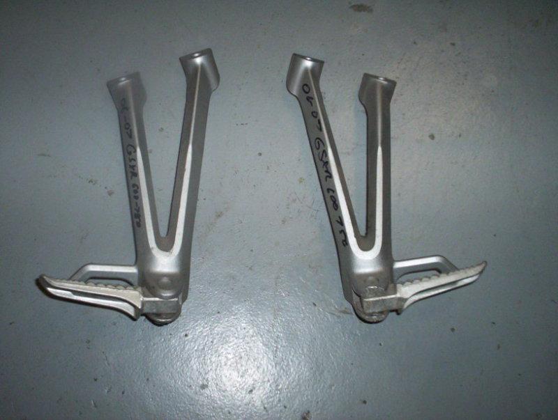 06 07 gsxr600 gsxr750 rear foot peg brackets stays left right oem set in ohio