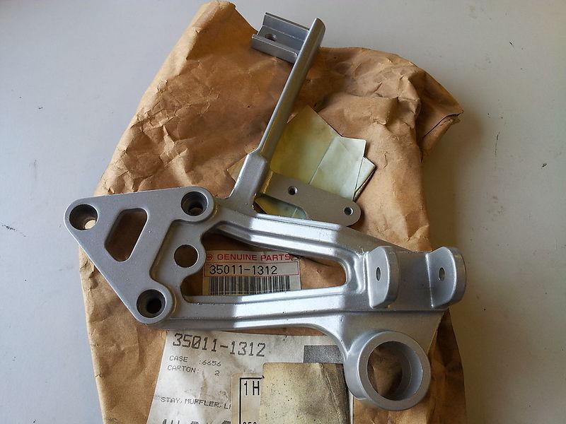 Kawasaki zx750 ninja gpx 750 87-90 muffler foot peg bracket l.h. 35011-1312 nos