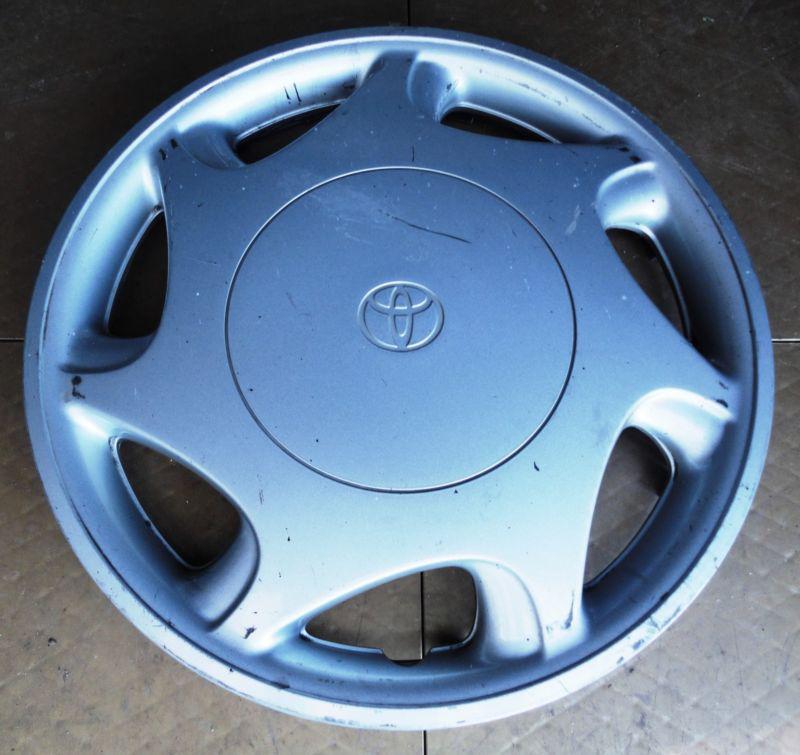 Toyota camry hubcap, 1997-2000. fits 14 inch wheel