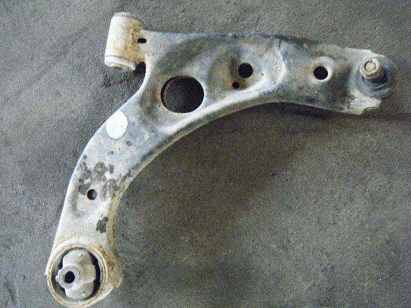 Daihatsu mira 2002 front right lower arm [5851720]