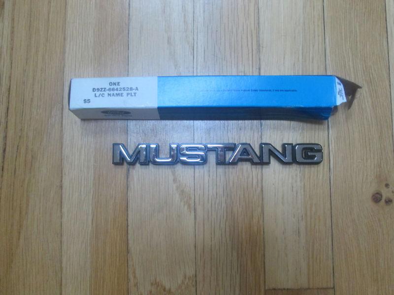 Nos 1979 - 1993 ford mustang foxbody trunk emblem "mustang"