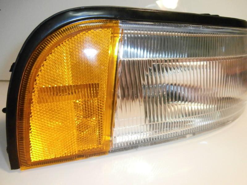 Genuine nissan parts b6110-85e00 right side front marker light assembly 88-91 