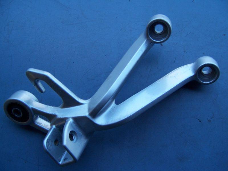 047 suzuki gsxr1000 gsxr 1000 03 04 right rear passenger rearset bracket exhaust