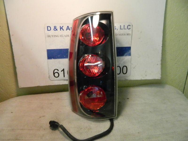 Gmc yukon denali 2007-2012 left/driver side oem tail light w/harness