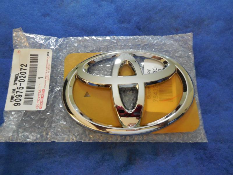 Toyota emblem fits 4runner/camry/matrix/rav4/sequoia/yaris/solara/sienna