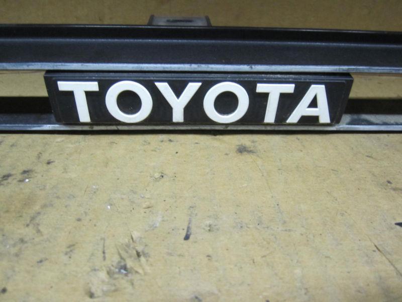 Toyota corolla sr5 2 door 88-91 1988-91 grille with emblem