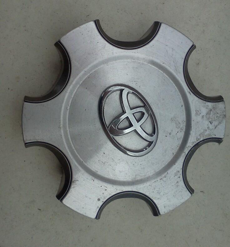 Toyota  center cap 4runner used 2011 2010