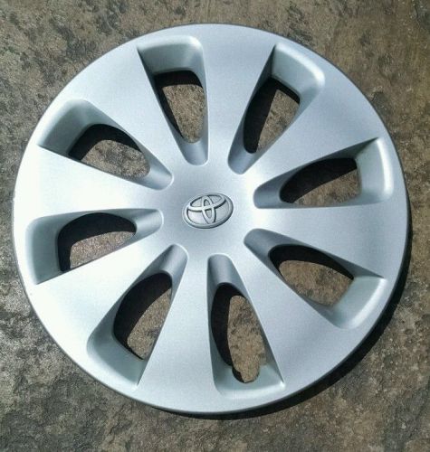 Toyota oem 15&#034; prius c hubcap wheel cover looks nice!