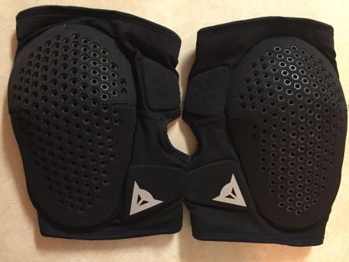 Dainese easy fit knee guards
