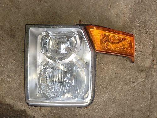 Right 06-10 jeep commander headlight assembly