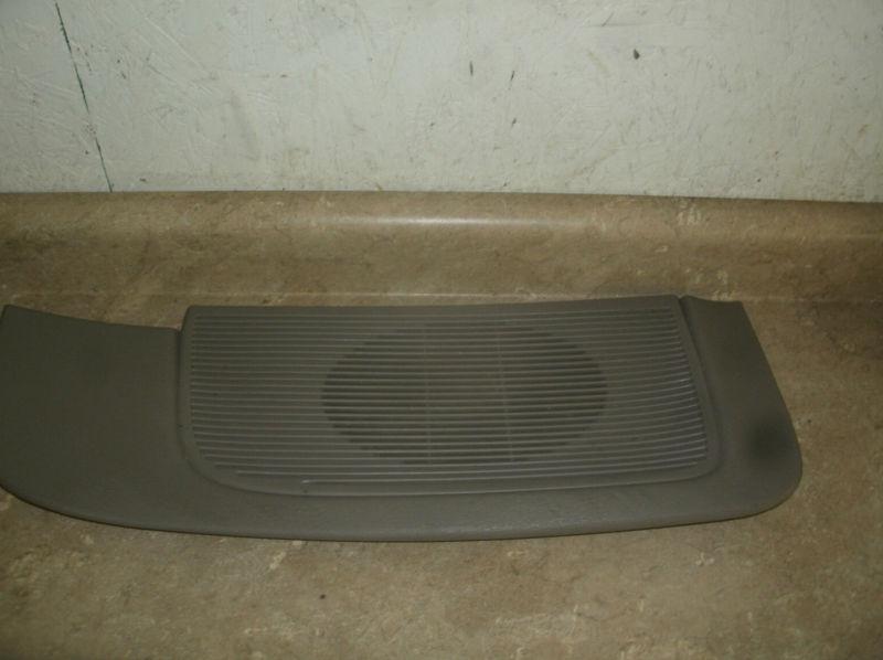 01-07 town & country/ caravan/ 01-03 voyager left/ driver speaker trim/ grey