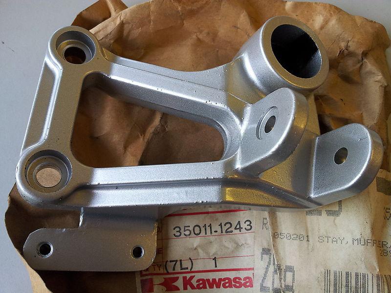 Kawasaki zx600 ninja gpz 600 85-87 muffler bracket r.h. 35011-1243 nos