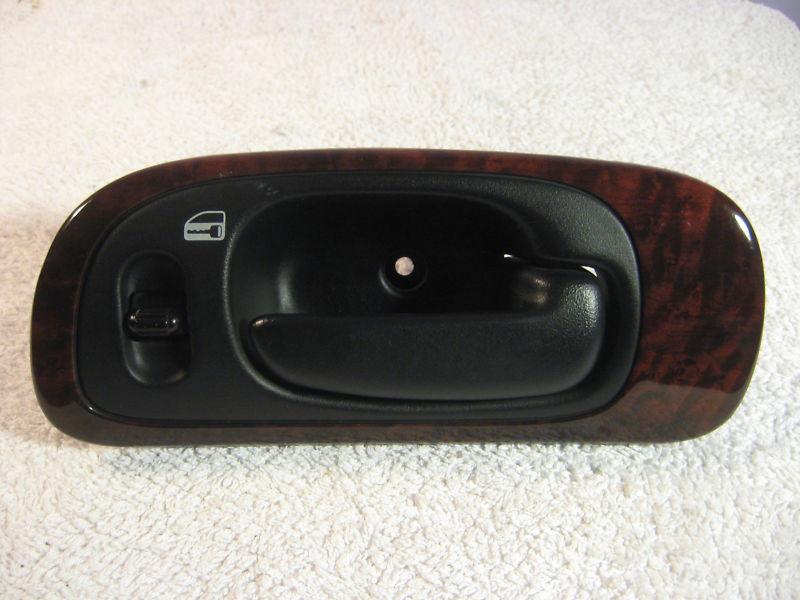 99-04 chrysler concorde lhs 300m inside door handle assembly gray/woodgrain (r)