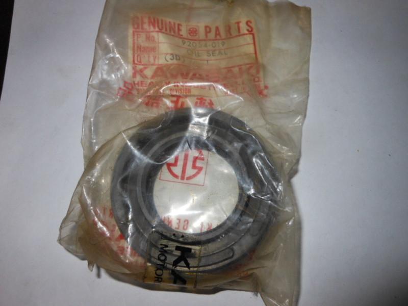 Nos kawasaki oil seal 1972 h2 92054-019