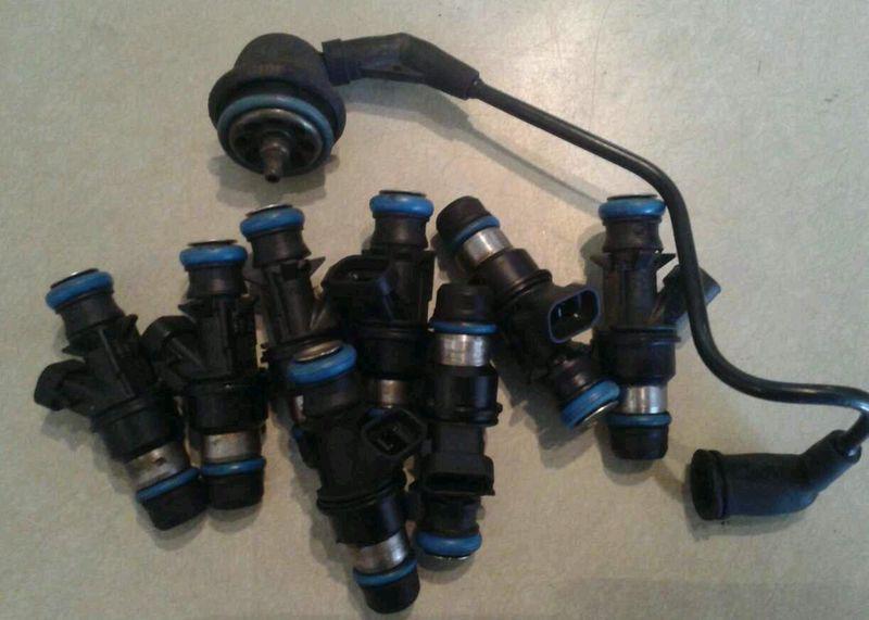 Set of  used fuel injectors with pressure regulator #25317628