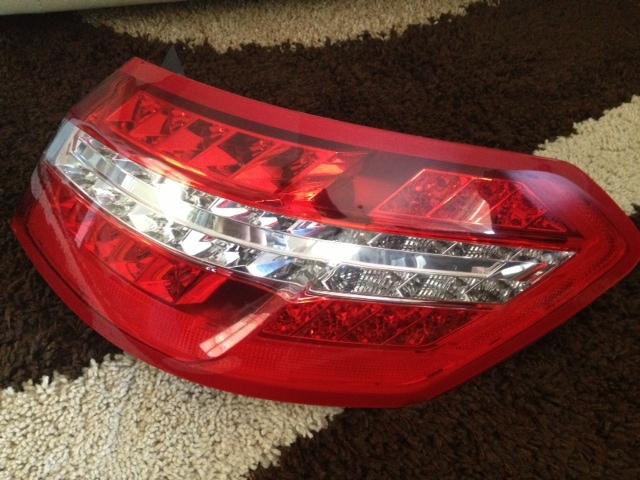 Mercedes benz e-class e350/e550/e63 amg right/passenger side oem led tail light 