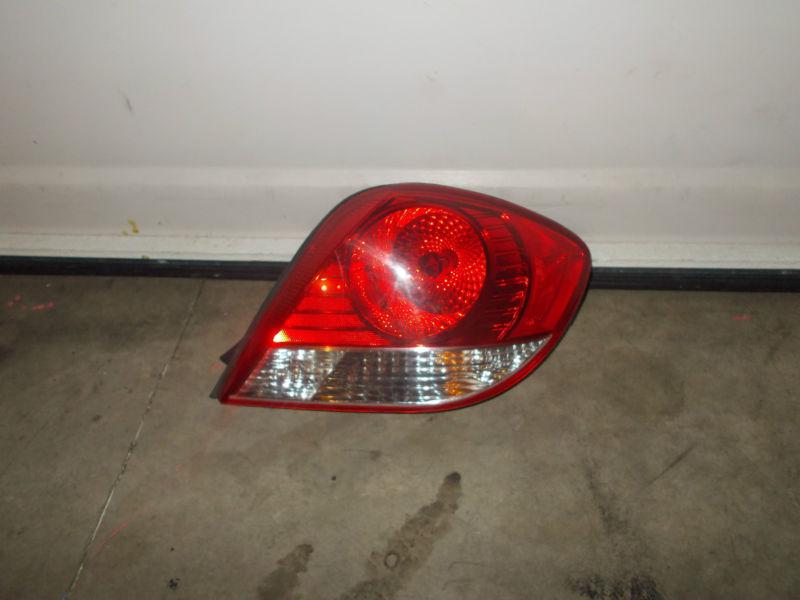 2005 hyundai tiburon used right tail light.