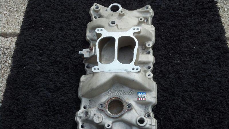 S/b chevy edelbrock 2104 performer series aluminum intake manifold