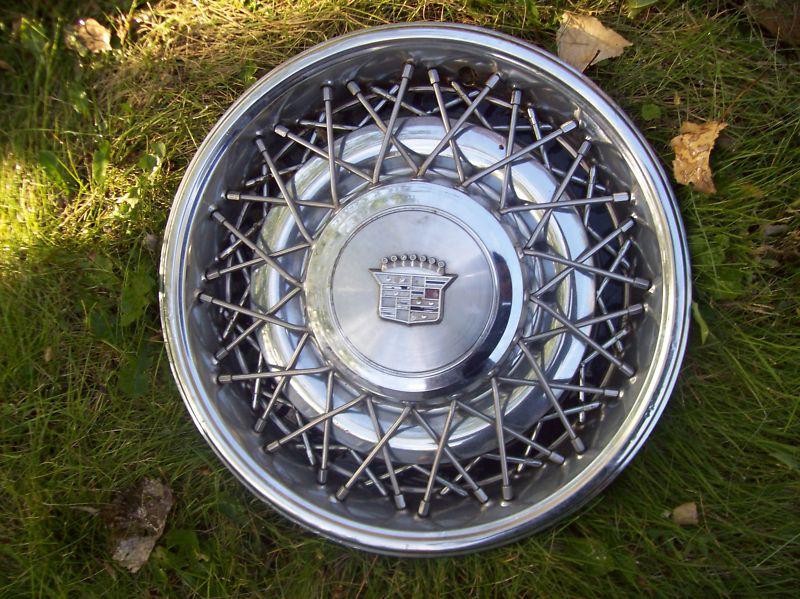 1978 cadillac fleetwood / coupe deville 15 inch wire wheel hubcap