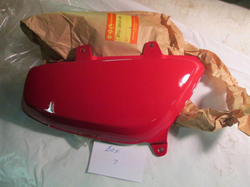 Suzuki tc125 1976, ts125 1977 nos oem r/h side cover in red p.n. 47111-28610-293